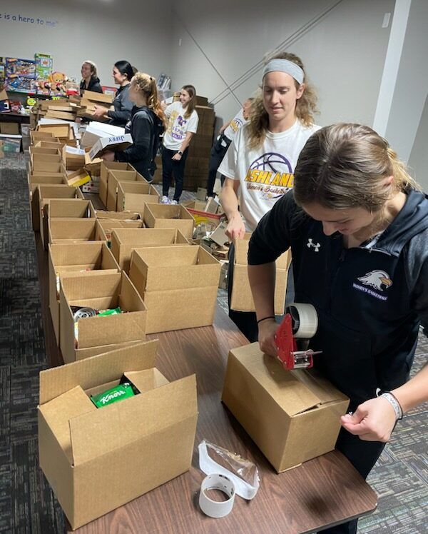 Ashland University Basketball team volunteering at Associated Charities